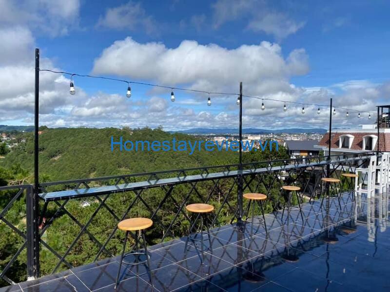 Windy Hill Coffee & Homestay: View thung lũng rừng thông bạt ngàn