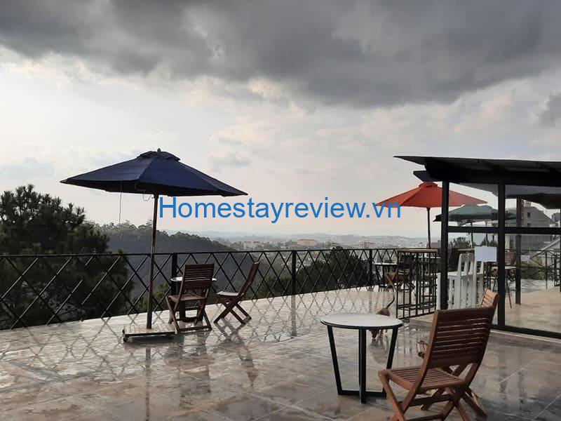 Windy Hill Coffee & Homestay: View thung lũng rừng thông bạt ngàn