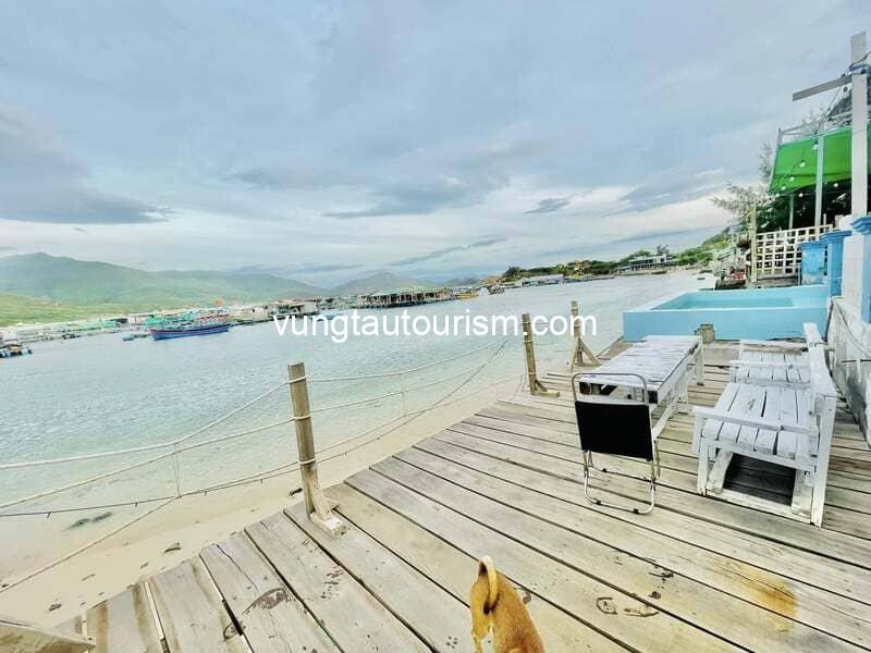 Homestay Thời Bình Hưng: Căn nghỉ view biển có nhà bè hải sản