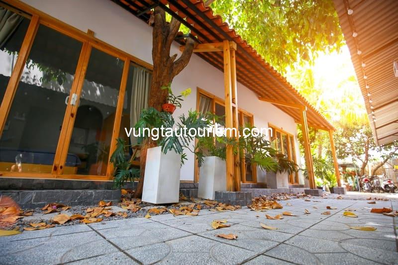 Homestay Vitamin Sea Phan Thiết: view vườn mát mẻ có sân BBQ