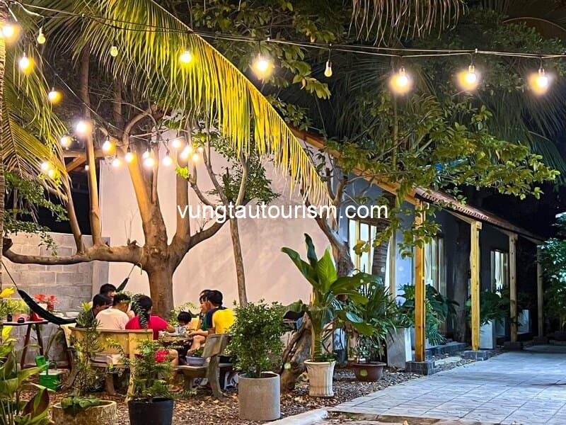 Homestay Vitamin Sea Phan Thiết: view vườn mát mẻ có sân BBQ