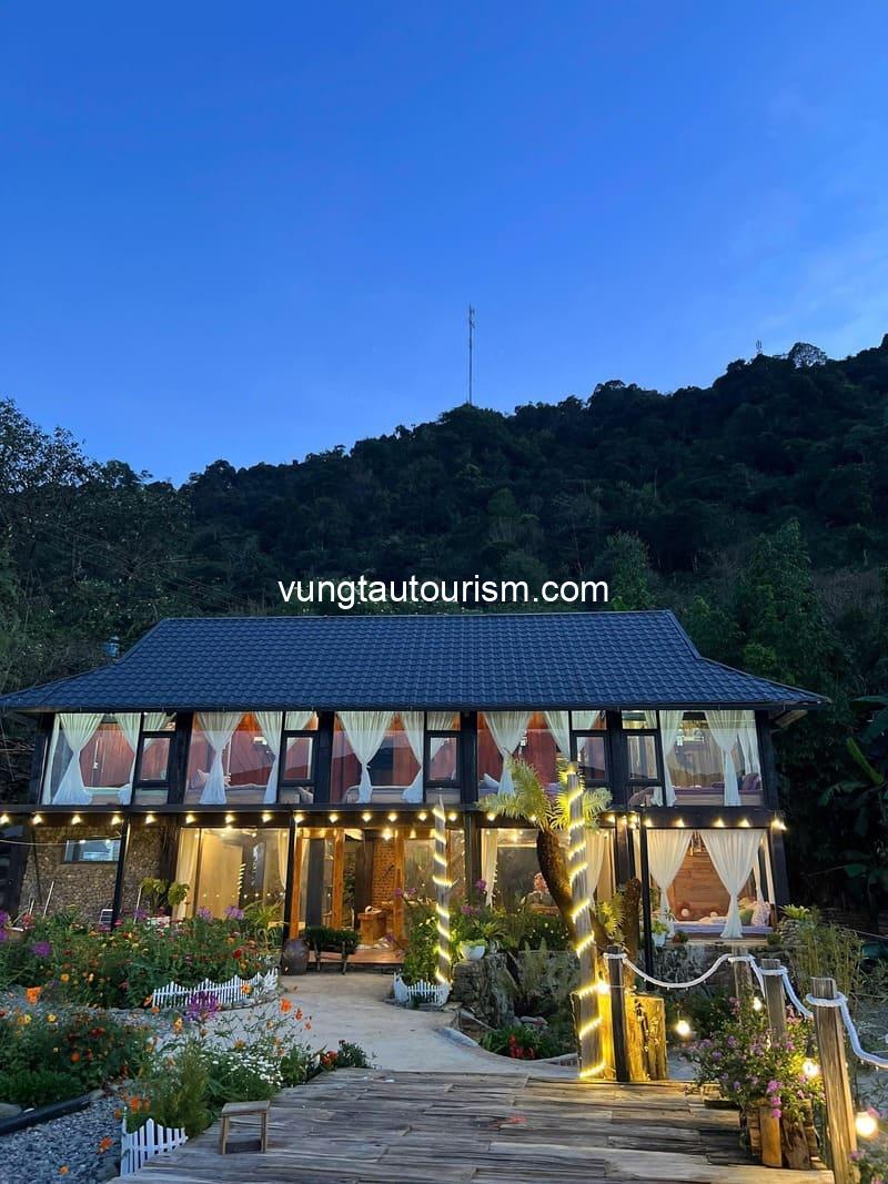 Là Nhà Homestay Tà Xùa: Căn nhà gỗ ấm cúng giữa núi rừng