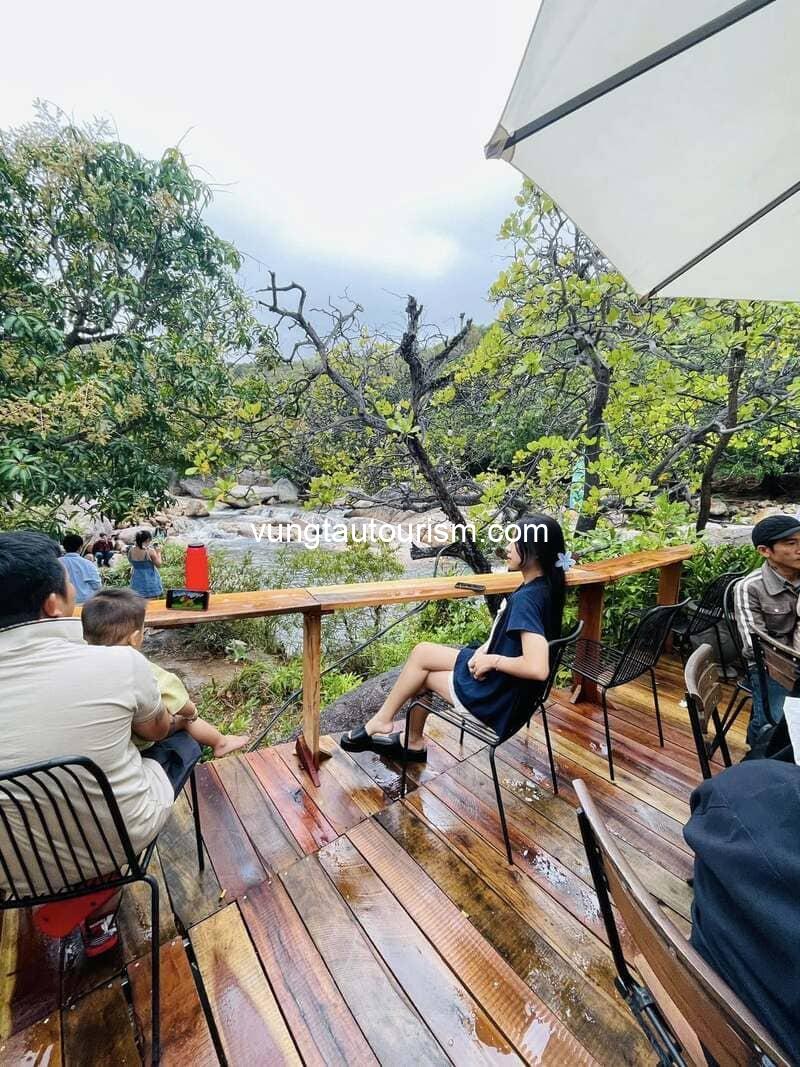 Lồ Ồ Homestay and camping có view ngắm suối và vịnh Vĩnh Hy