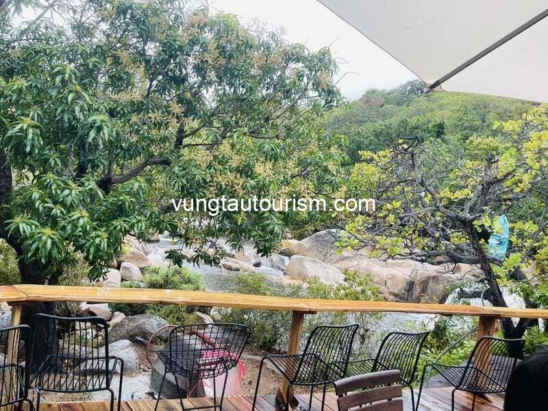 Lồ Ồ Homestay and camping có view ngắm suối và vịnh Vĩnh Hy