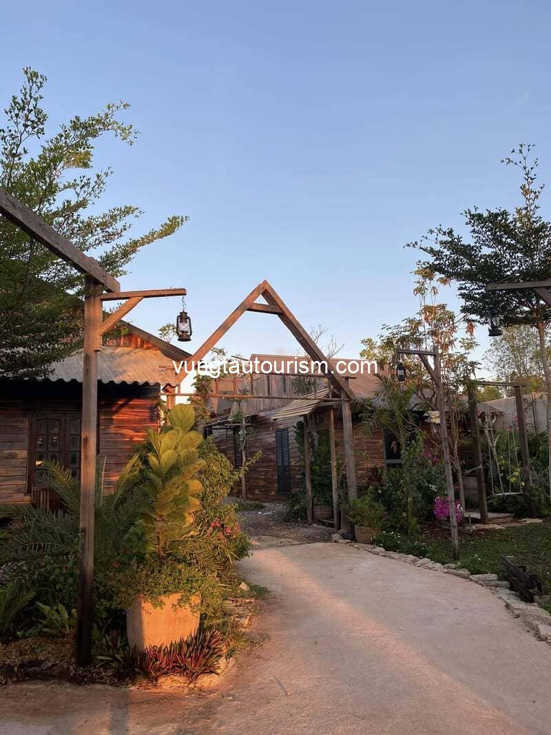 Nhà Có Nắng Homestay Phước Hải: Căn nhà gỗ có sân vườn rộng