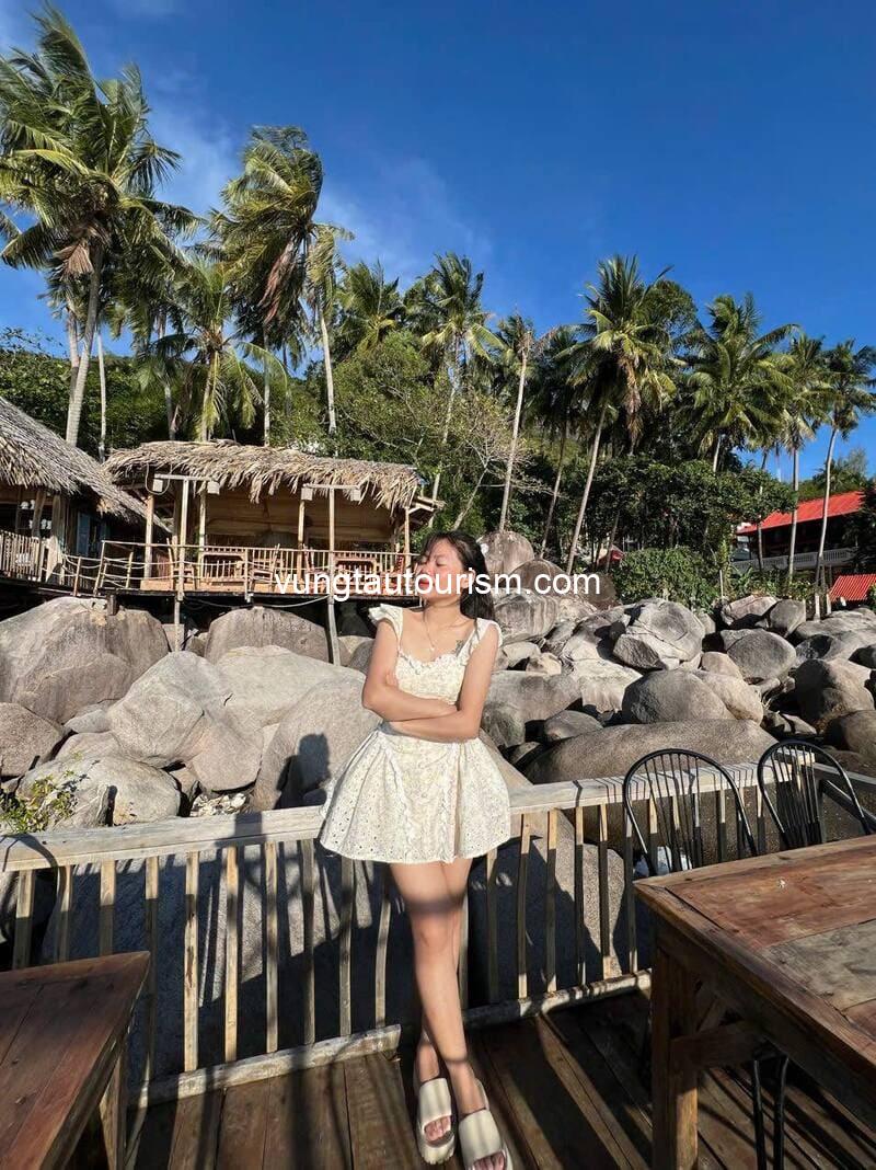 Rái Cá Homestay Hòn Sơn: Nhà gỗ view biển nhiều góc sống ảo