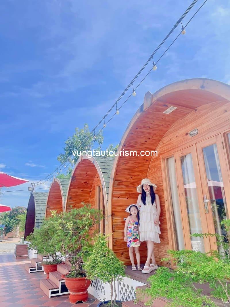 Ruby Homestay Cần Giờ: Khu nghỉ có sân vườn BBQ rộng hồ bơi