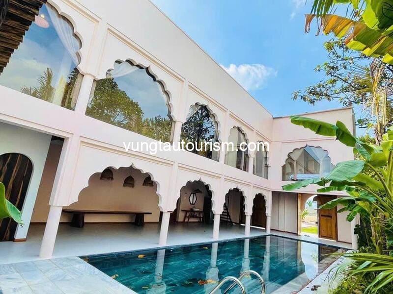 Tiên Sơn Pleiku Homestay: Thiết kế theo bungalow villa có hồ bơi