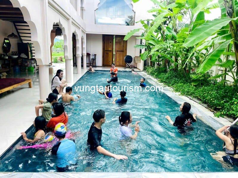 Tiên Sơn Pleiku Homestay: Thiết kế theo bungalow villa có hồ bơi