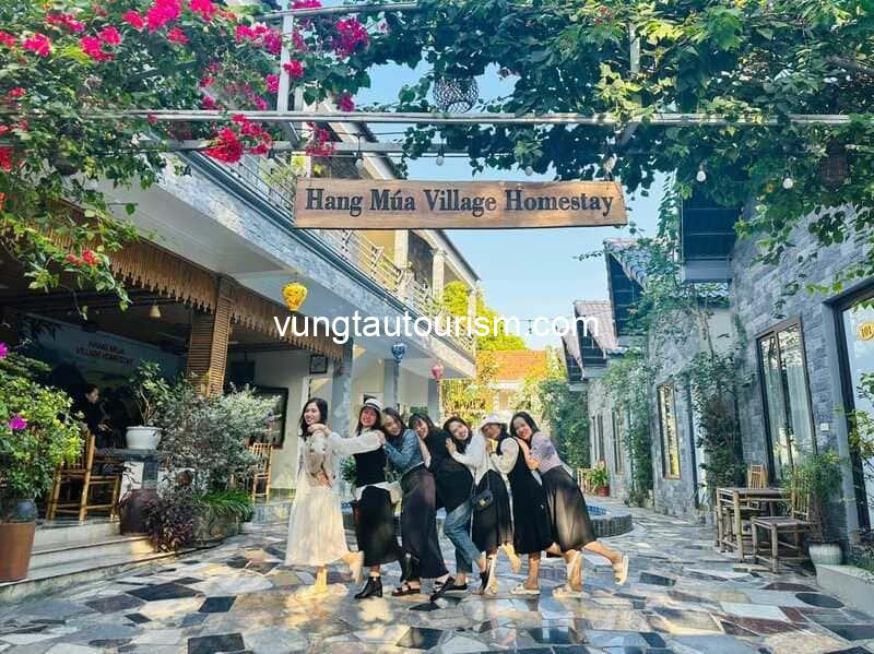 Hang Múa Village Homestay: Căn bungalow sang trọng có hồ bơi