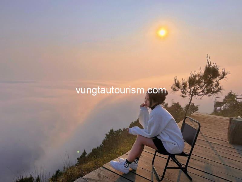 Lu Trế Homestay Tà Xùa: Vị trí trên đỉnh núi cao view săn mây đẹp