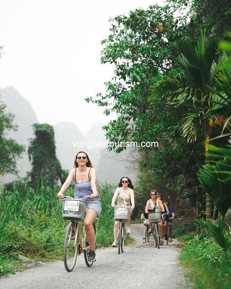 Ninh Binh Valley Homestay: View hồ sen, thung lũng và núi non