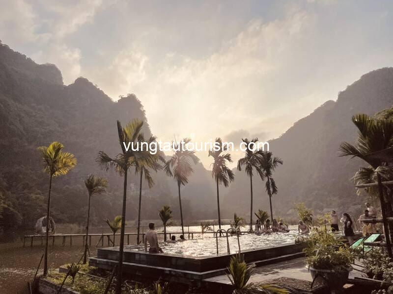 Ninh Binh Valley Homestay: View hồ sen, thung lũng và núi non