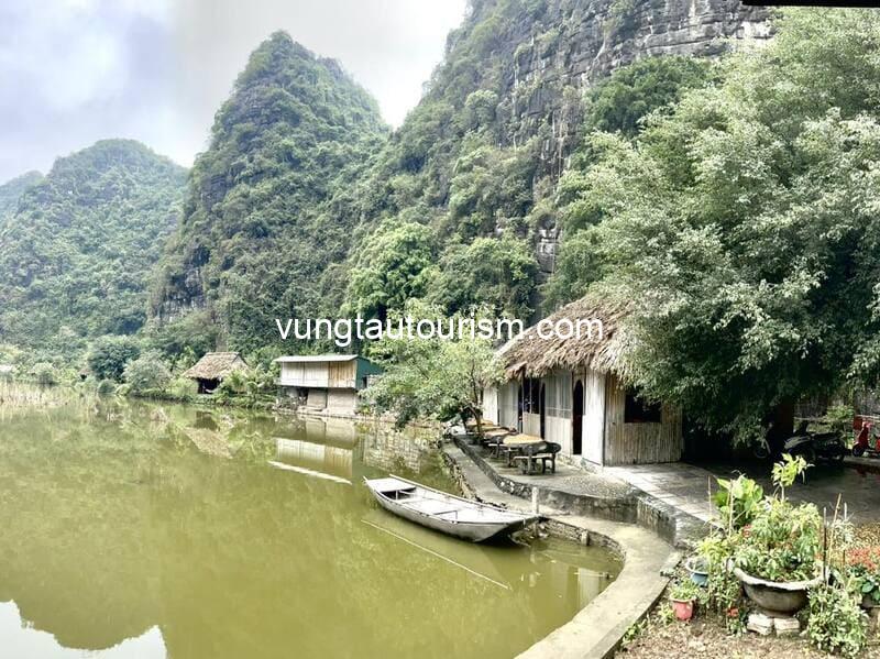Ninh Binh Valley Homestay: View hồ sen, thung lũng và núi non