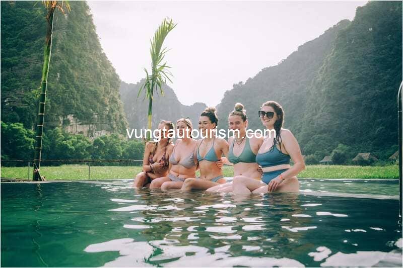 Ninh Binh Valley Homestay: View hồ sen, thung lũng và núi non